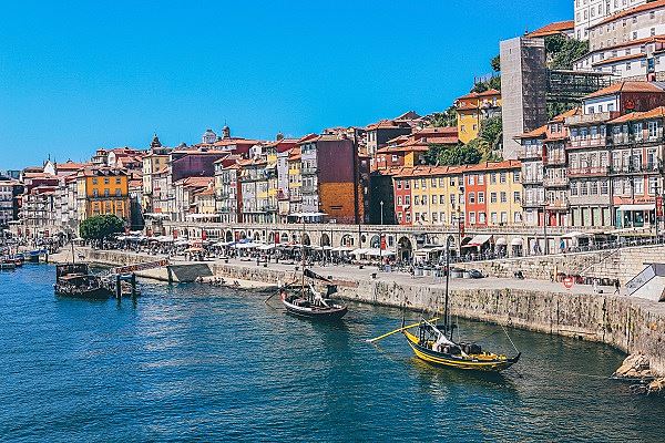 Власти Португалии смягчили COVID-ограничения для туристов
