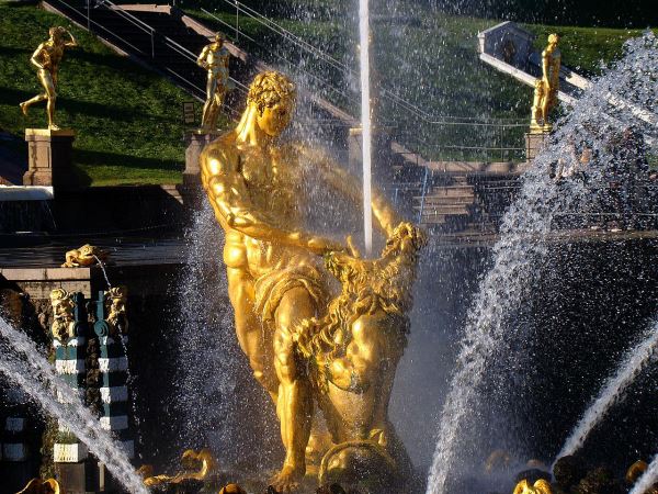 Пробуждение «Самсона»: в Петергофе заработали фонтаны