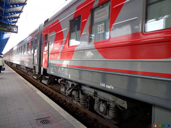 РЖД увеличит количество мест на летние поезда на юг России